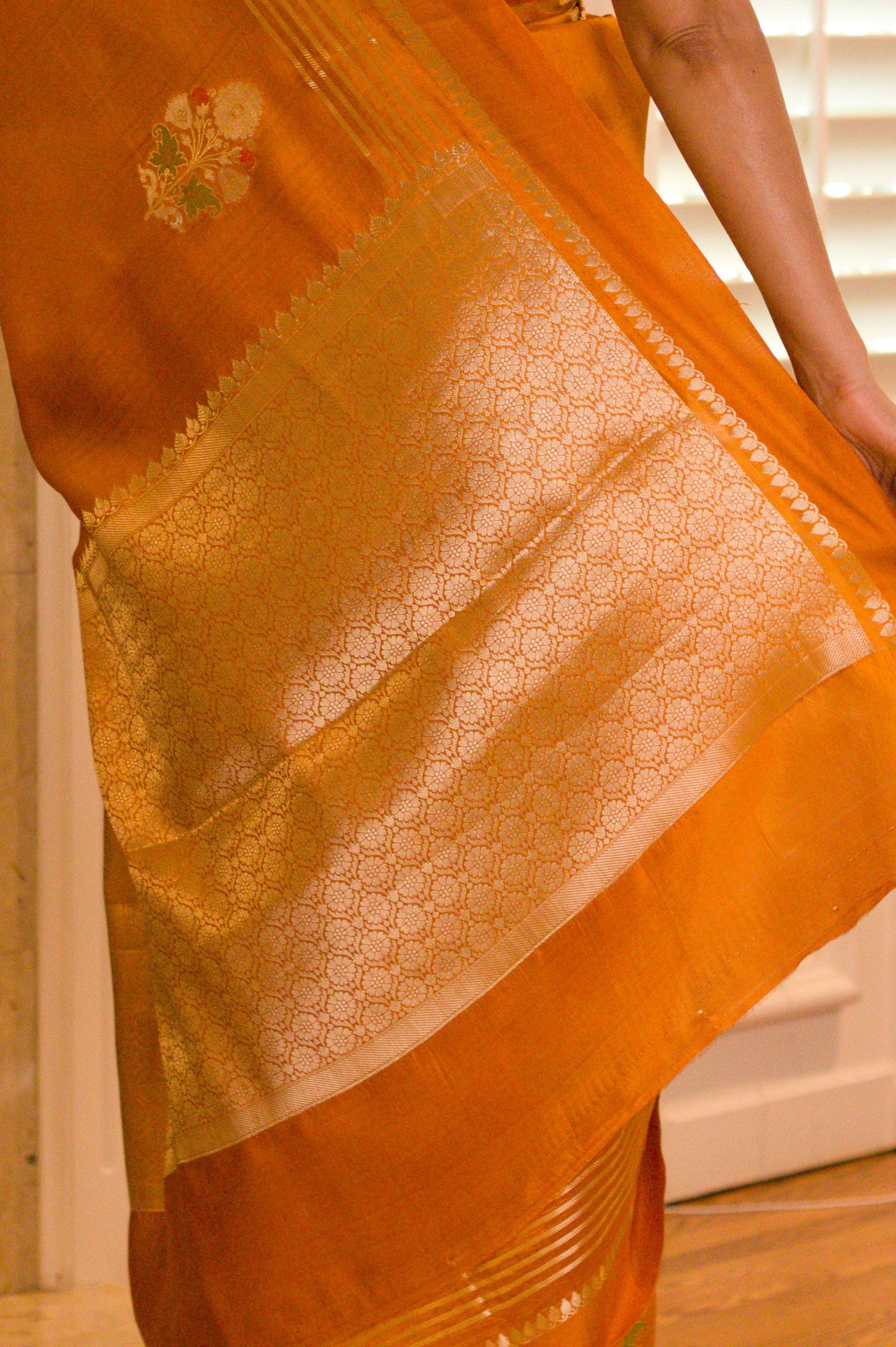 Honey Gold Minakari Guldasta Motif Pure Katan Banarasi Silk Saree.